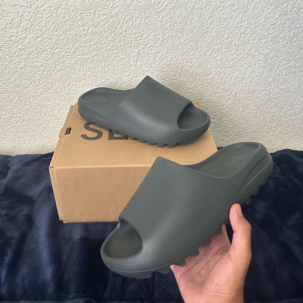 Yeezy Slide ‘Dark Onyx’ Size 10M